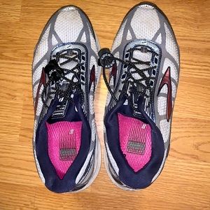 Womens Brookssize 7